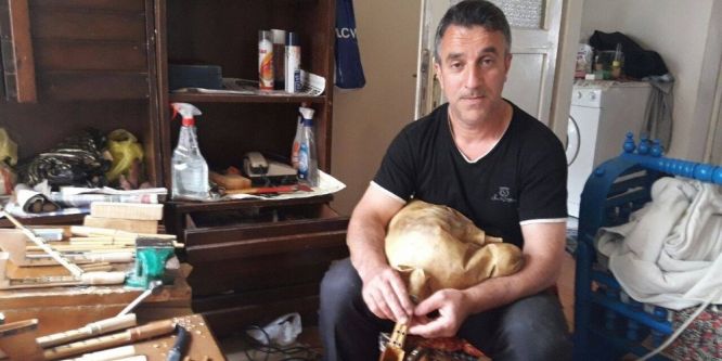 Evinin bir odasını tulum atölyesine çevirdi