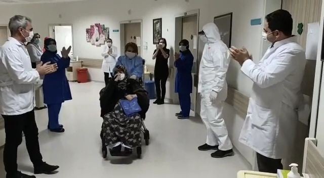 72 yaşında korona virüsü yendi, alkışlarla taburcu edildi 