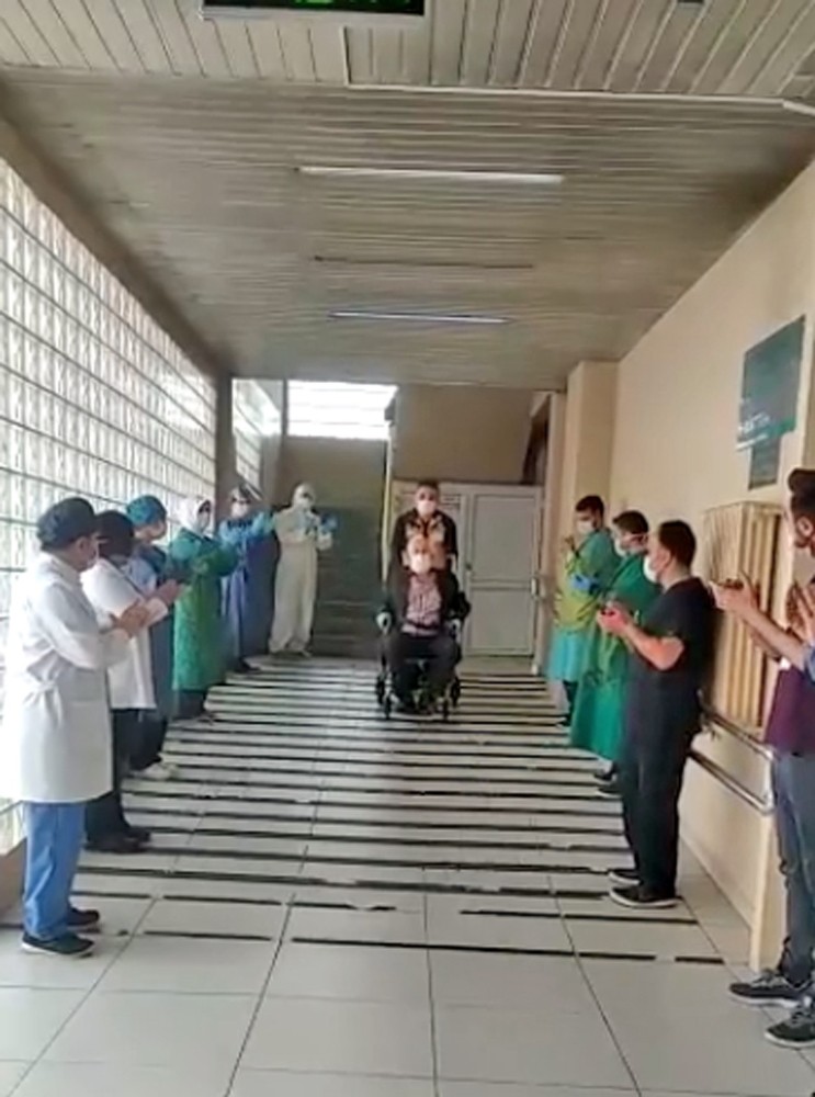 72 yaşındaki hasta korona virüsten taburcu oldu 