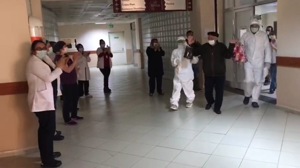72 yaşındaki hasta korona virüsten taburcu oldu 