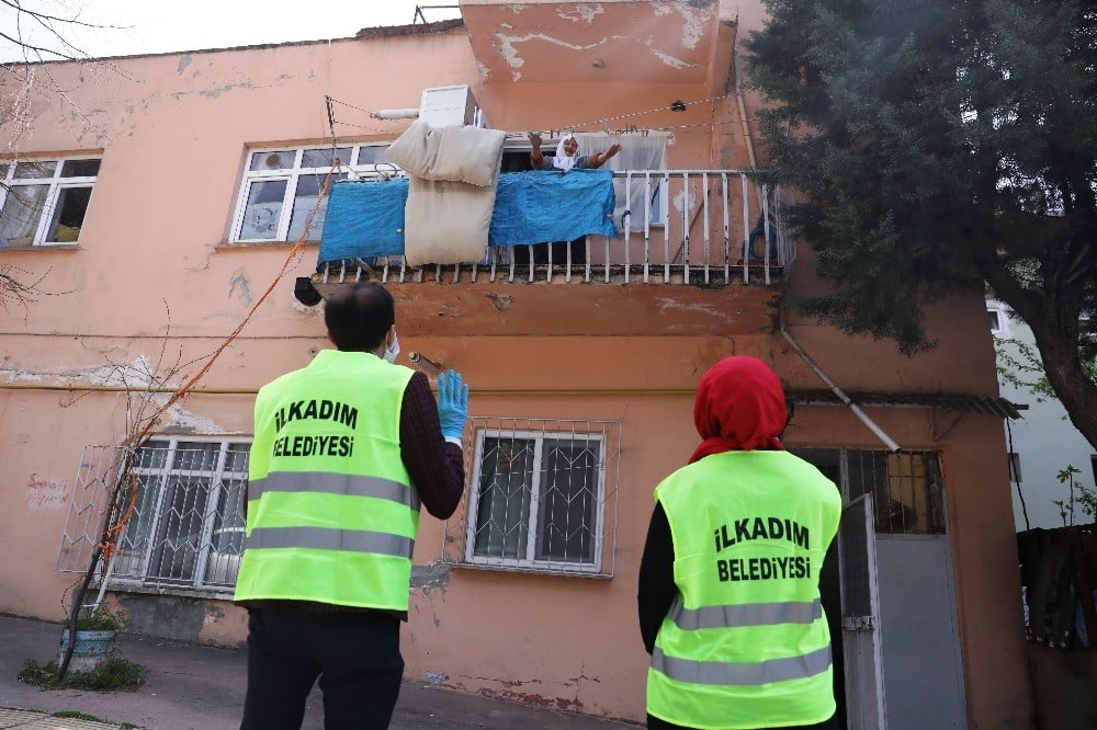 72 yaşındaki Havva teyzeden ekipleri duygulandıran ’dua’ 