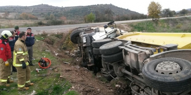 Hafriyat kamyonları birbirine girdi : 1 ölü