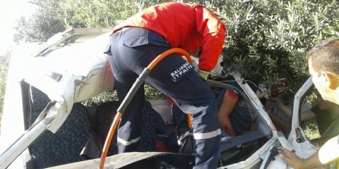 Zeytin ağacını ikiye bölen çekici tarlaya uçtu: 1 yaralı