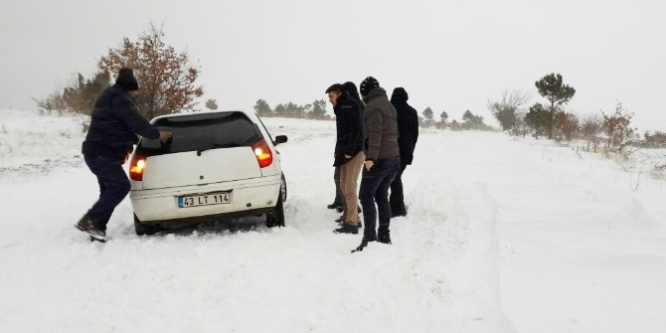Hisarcık’ta öğretmenlerin içinde bulunduğu 4 araç yolda mahsur kaldı