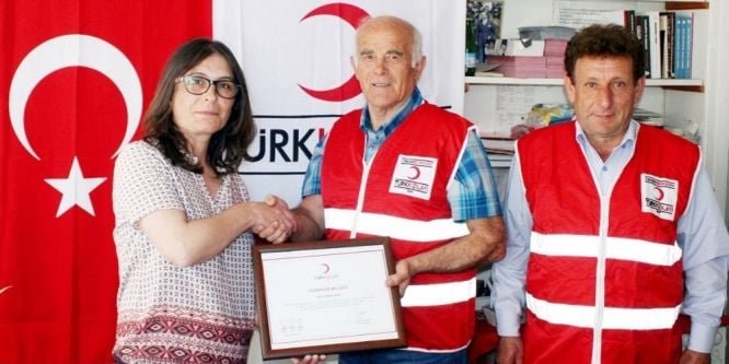 Annesinin dairesini Kızılay’a bağışladı