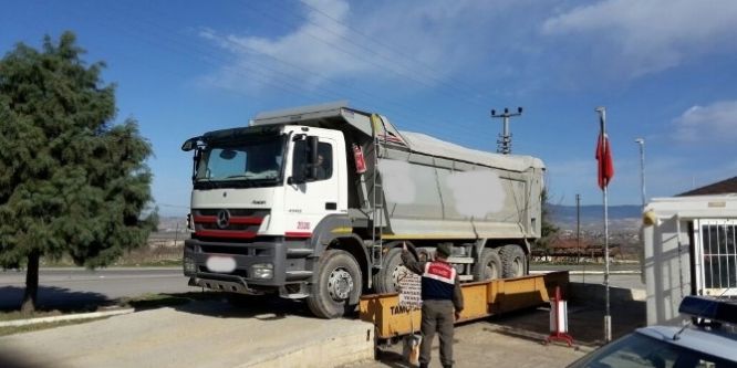 Ağır tonajlı kamyonlara Jandarma denetimi artıyor