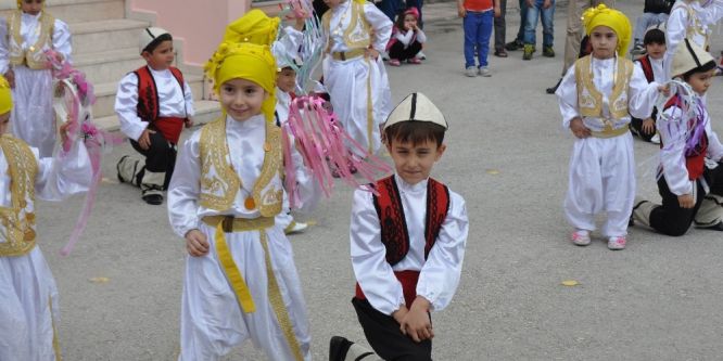 Minik öğrencilerden halk oyunları gösterisi