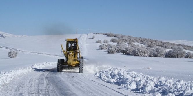 85 araç ve 169 kişiyle karla mücadele ediliyor