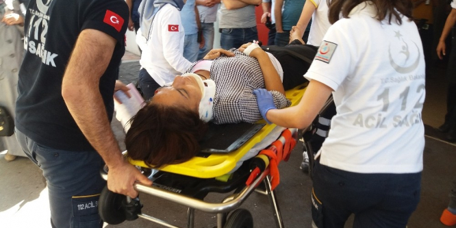 Kadını araçtan yola attılar