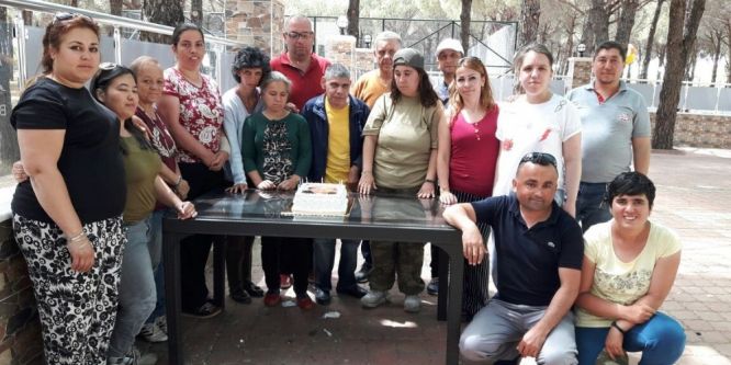 20 gün önce ölen zihinsel engelli arkadaşları için doğum günü kutladılar