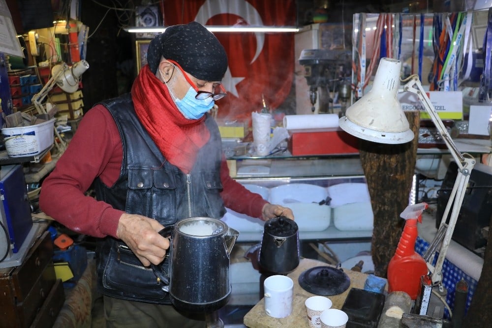 73 yaşında, sokağa çıkma yasağından etkilenmedi 