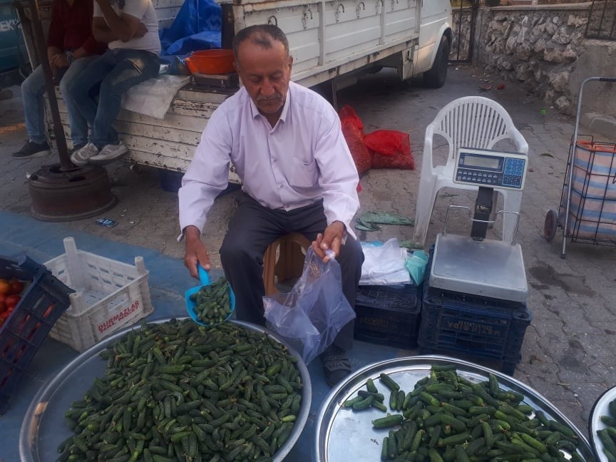 73 yaşındaki çiftçi hem üretiyor hem de ürettiğini satıyor 