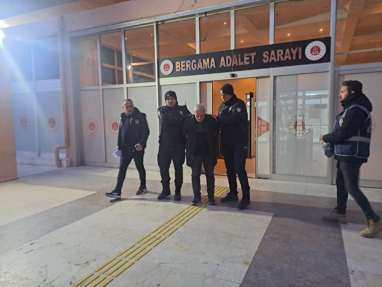 73 yaşındaki dedenin şu yaptığına bakın! Kıskıvrak enselendi! Sende hiç utanma yok mu be adam
