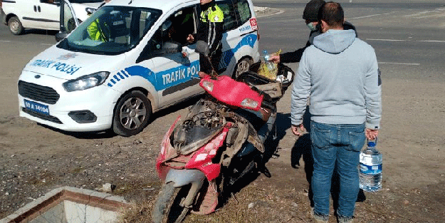 Otomobil ile çarpışan 73 yaşındaki ehliyetsiz motosiklet sürücü yaralandı