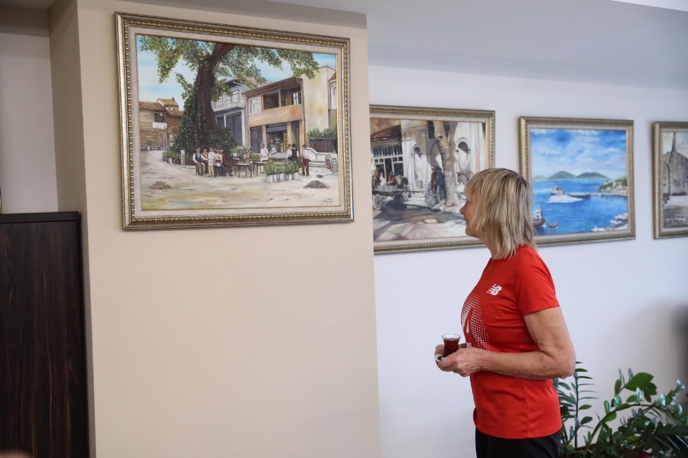 73 yaşındaki gezgin Rosie Swale Pope, Türk çayı içti, Atatürk posteri önünde poz verdi 