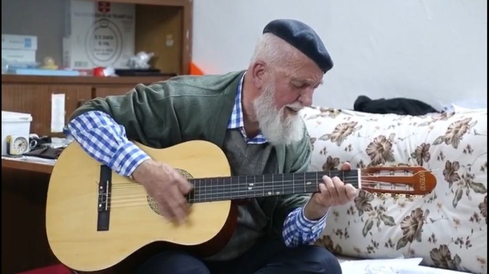 73 yaşındaki gitaristten 