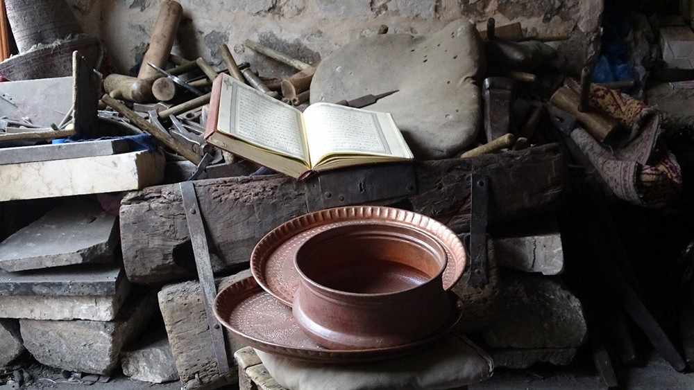 Kur'an okuyarak çekiç sallıyor!