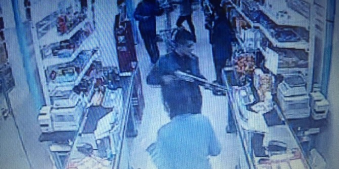 Soygun haberi izleyip, marketten gasp yaptılar