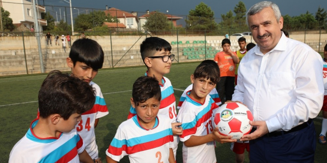 Başkan Baran, genç sporculara futbol topu dağıttı