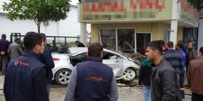 Otomobil dükkana girdi: 1 yaralı