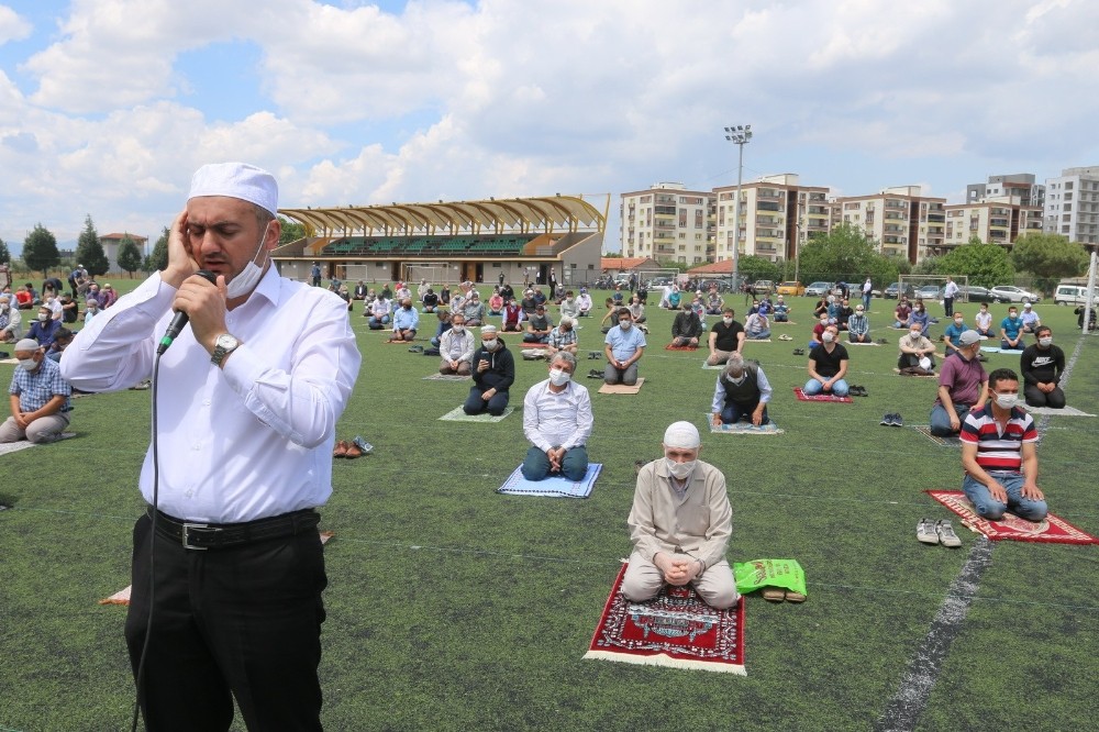 74 gün sonra camilerde ilk namaz 