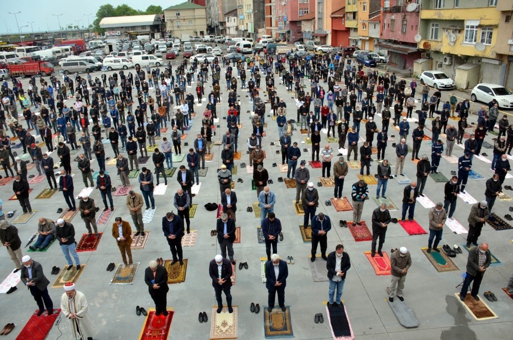 74 gün sonra ilk Cuma namazı otoparkta kılındı 