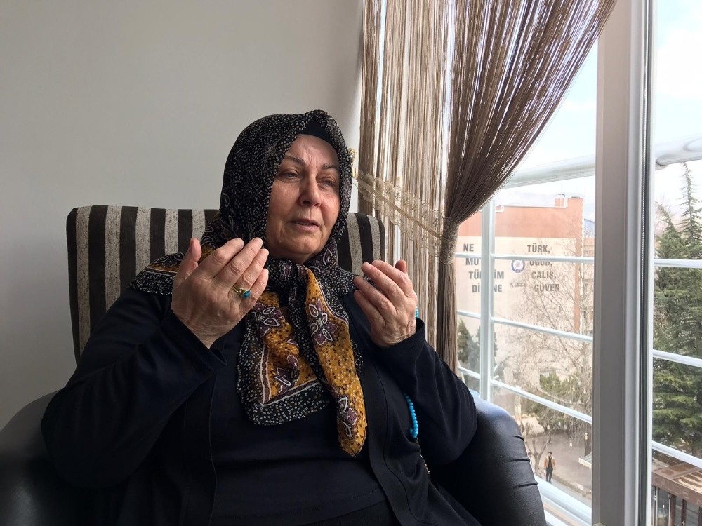 74 yaşındaki Müfide nine evinde kalarak örnek oluyor 