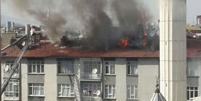 5 katlı binanın çatısında yangın çıktı
