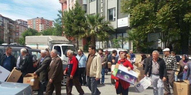 Çiftçilere koli koli tavuk dağıtıldı