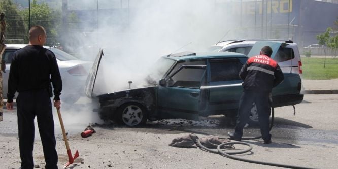 Seyir halindeki otomobilde yangın çıktı
