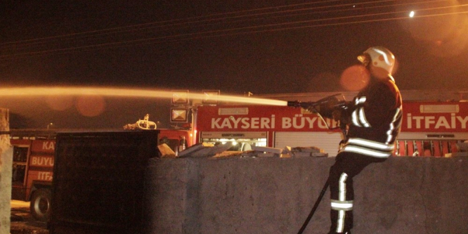 Gecekondunun kömürlüğünde çıkan yangını itfaiye söndürdü
