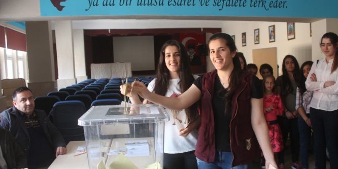 Mardinli ikizler ilk defa oy kullandı