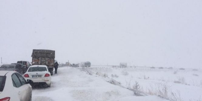 Kop Dağı’nda buzlanma ulaşımda aksaklıklara yol açıyor