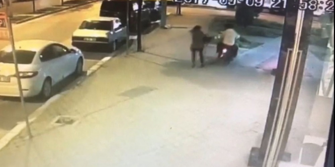 Sakarya’daki motosikletli gasp güvenlik kameralarına yansıdı