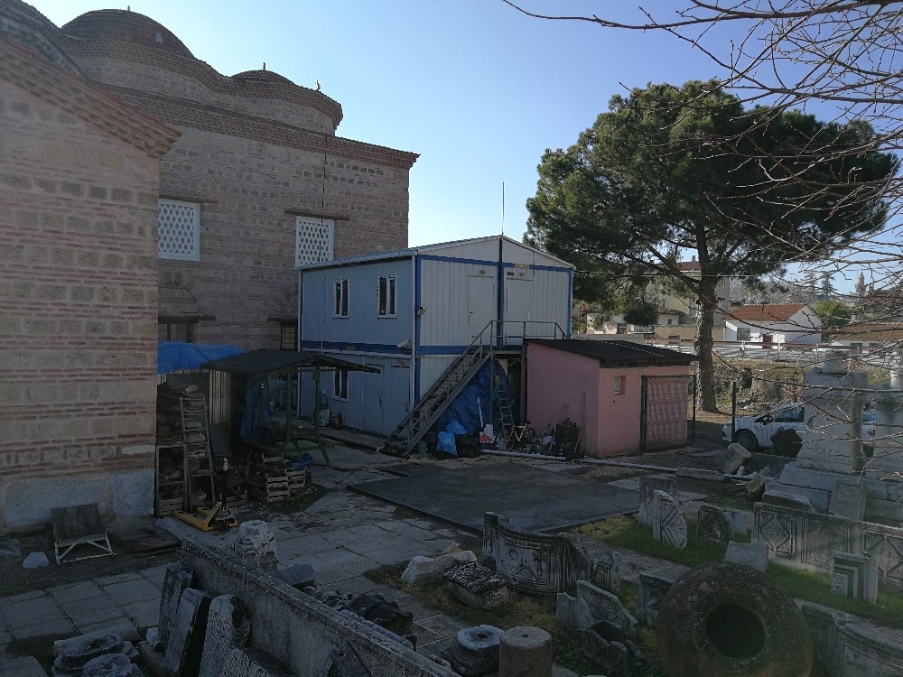 75 bin eser konteynırda çürüyor 