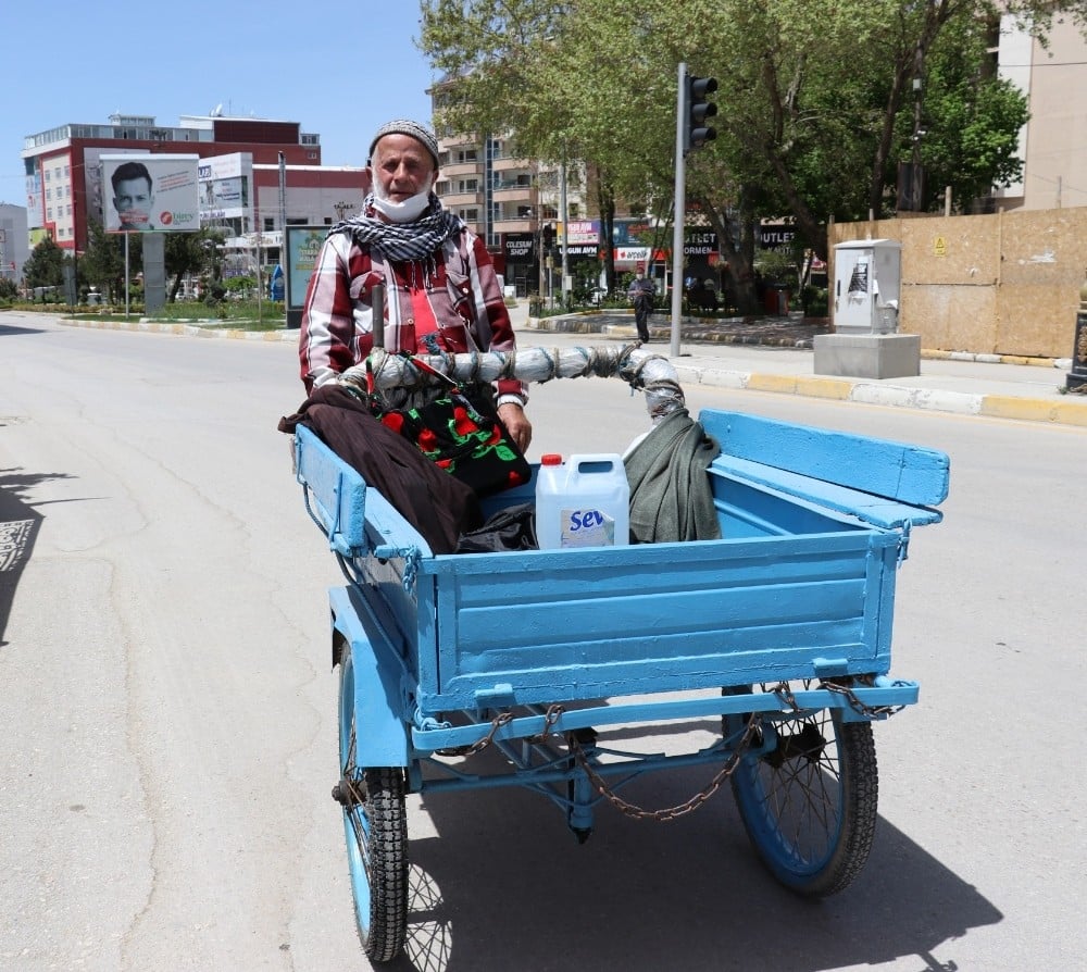 75 yaşındaki dede hamal arabasıyla sokağa çıktı 