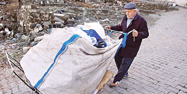 75 yaşındaki dede plastik topluyor