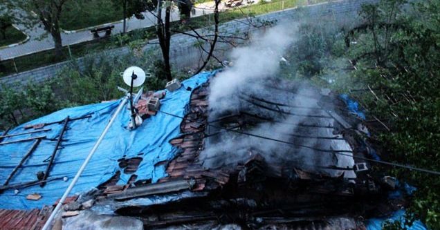 Satırla babasını yaralayıp, evlerini ateşe verdi