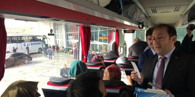 Validen yolculara kitap sürprizi