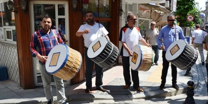 Biga’da 54 ramazan davulcusu görev yapıyor