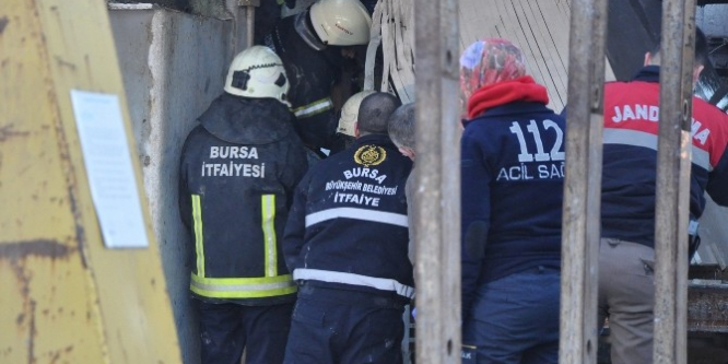 12 tonluk mermerin altında kaldı