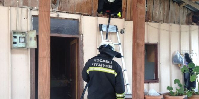 Prefabrik evde çıkan yangın paniğe yol açtı