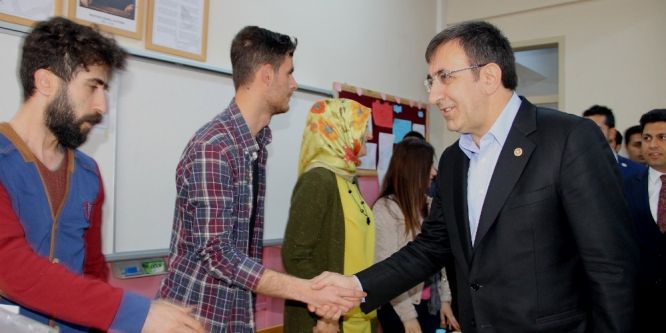 AK Partili Yılmaz, oyunu annesiyle birlikte kullandı