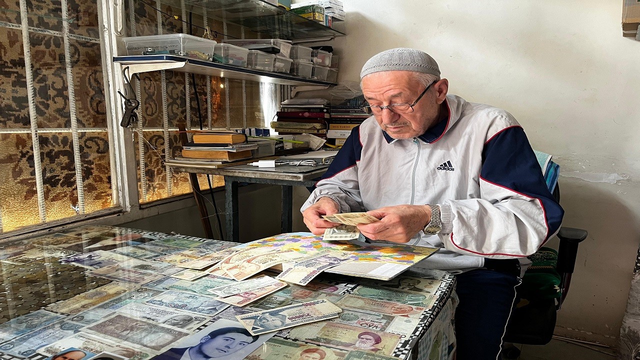 75'lik Ömer amca eski paraları böyle saklıyor