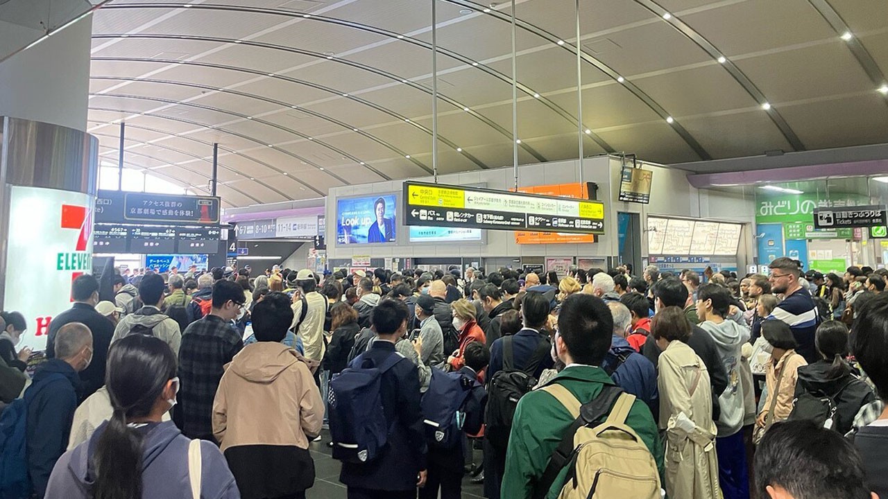 76 bin yolcu etkilendi! O ülkede şüpheli paket alarmı yaşandı