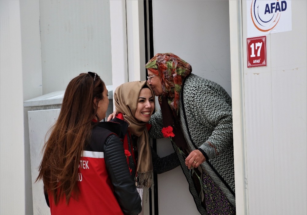 76 yaşındaki depremzede Naciye teyzeye Kadınlar Günü sürprizi 