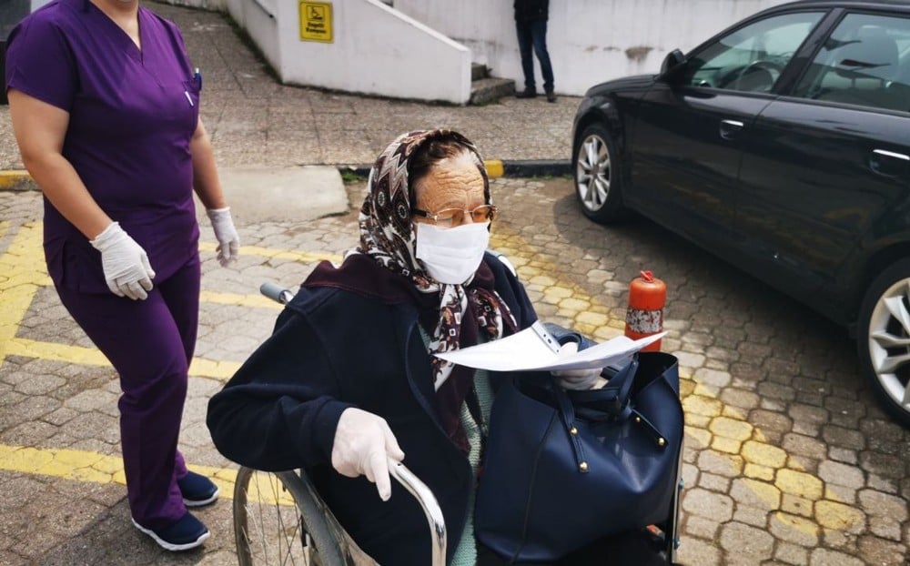 76 yaşındaki hipertansiyon hastası kadın koronayı yendi 
