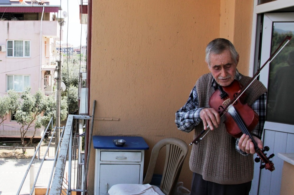 76 yaşındaki huzurevi sakininden balkon konseri 