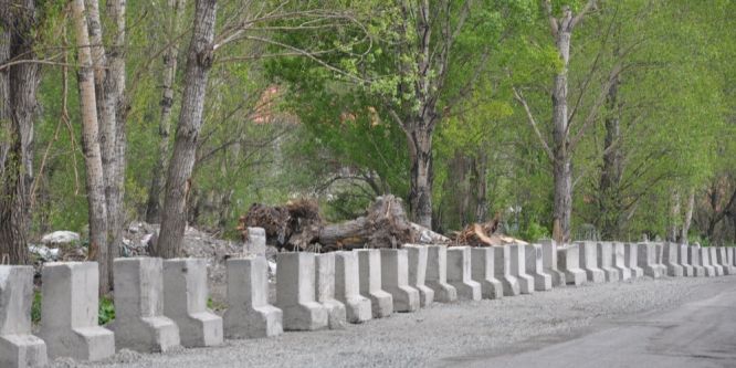 Belediye’den hafriyat dökümüne beton bariyerli engel