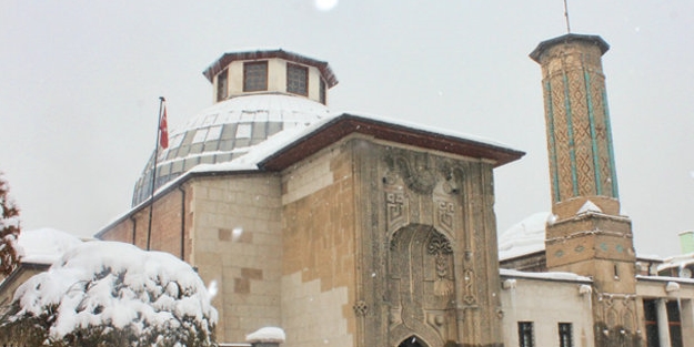 763 yıllık Selçuklu medresesi taş kanserine yakalandı!